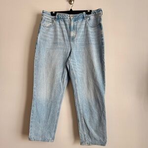 American Eagle Outfitters Light Wash Mom Jean